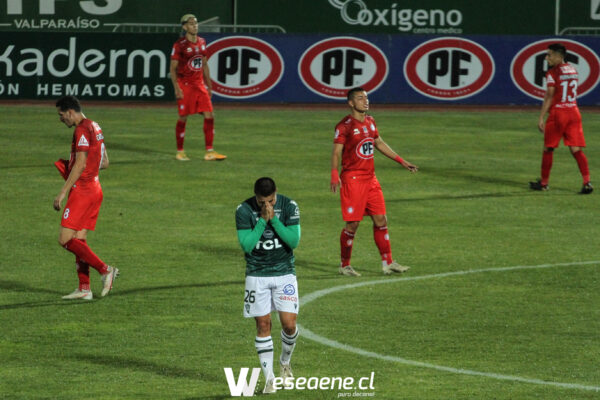El joven Santiago Wanderers cayó ante Unión La Calera en un accidentado encuentro.