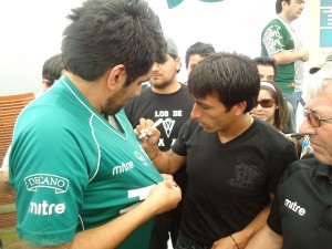 Villarroel firmó camisetas y charló con hinchas en Plaza Cívica
