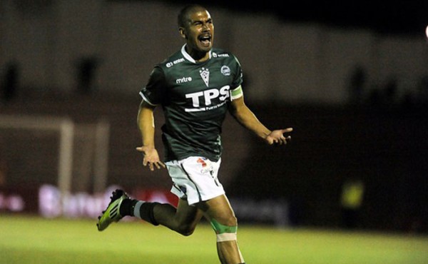 Wanderers derrota a Iquique y se mantiene con vida