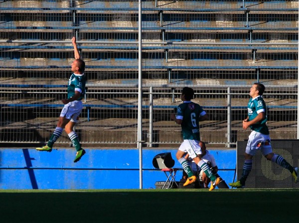 Wanderers aplastó a la UC y comienza a consolidar el alza