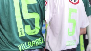 Por suerte se dieron cuenta a tiempo, y para el partido con Audax cambiaron los colores del nombre y número en la parte trasera de la camiseta alternativa, porque la verdad prácticamente no se ven.
