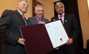 Juan Olivares recibe reconocimiento de la Ilustre Municipalidad de Valparaíso
