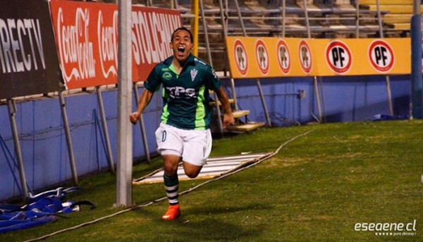 Wanderers se impone a la UC y sigue arriba