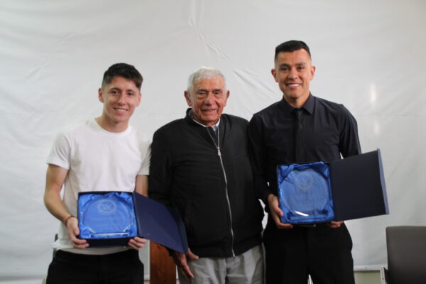 Matías Plaza y Carlos Muñoz reciben Premio Juan Olivares