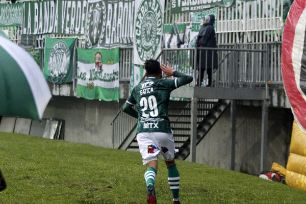 Wanderers vence a Puerto Montt en el sur y continúa escalando en tabla