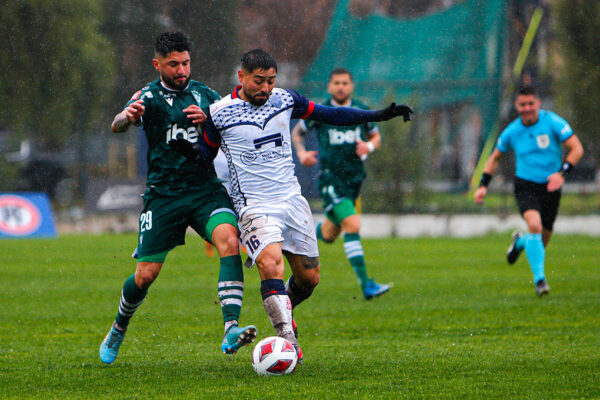 Santiago Wanderers no puede con la lluvia y Deportes Recoleta