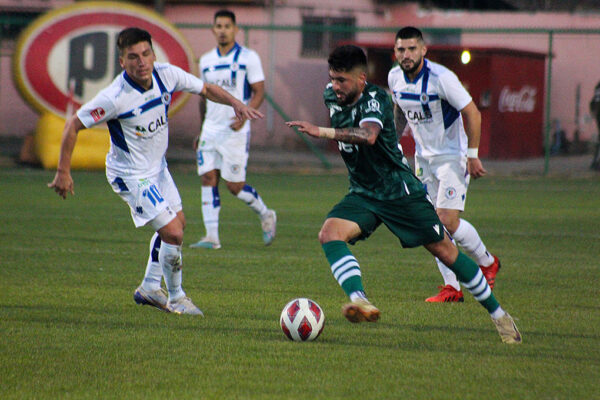 Agónico gol de Marcelo Cañete le da vida a Santiago Wanderers frente a Santa Cruz